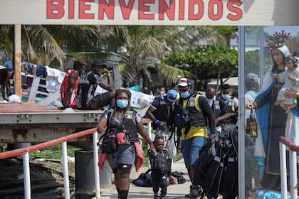 Migrantes venezolanos cruzan la frontera hacia Colombia, expulsados por las penurias del sistema de Nicolás Maduro 