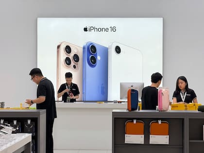 El Gobierno de Donald Trump quiere impulsar la manufactura de tecnología en Estados Unidos, incluyendo la de productos simbólicos como el iPhone (AP Foto/Hau Dinh)
