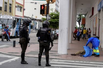 El gobierno de Ecuador informó ayer que retiró 150 cuerpos que yacían en viviendas de Guayaquil, tras el caos desatado en esa ciudad por la pandemia del nuevo coronavirus que ralentizó el traslado de las personas que han muerto por múltiples causas .