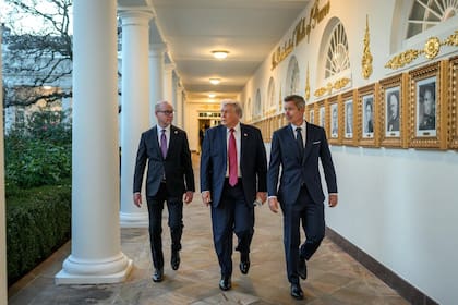 El gobierno de EE.UU. aplicará diversas estrategias para revocar licencias de conducir a camioneros no cualificados en 2026 (Facebook/Secretary Sean Duffy)