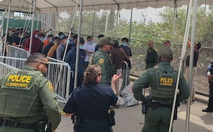 El gobierno de EE.UU. pretende contratar más personal para las agencias encargadas de resguardar la frontera y procesar las solicitudes de inmigración