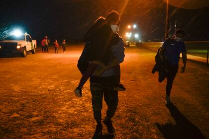 El gobierno de los EE.UU. continúa informando un gran número de migrantes que cruzan la frontera entre los Estados Unidos y México. Las familias y los niños no acompañados siguen llegando en cantidades dramáticas a pesar de que el clima cambia en el Valle del Río Grande y registra días y noches más calurosos