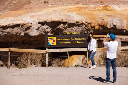 El puente es una formación geológica declarada área natural protegida y ubicado a la margen de la ruta nacional 7, a 183 km de la capital de Mendoza