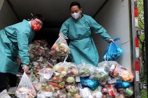 Los habitantes de Shanghái están "quedándose sin comida" en medio del estricto confinamiento