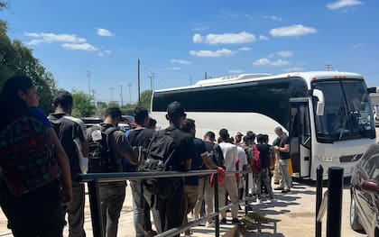 El gobierno de Texas ha enviado a más de 100 mil migrantes a las ciudades santuario