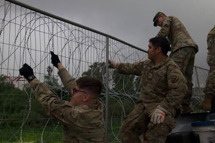 El gobierno de Texas levantó un muro con púas en su frontera con México, como parte de sus medidas migratorias