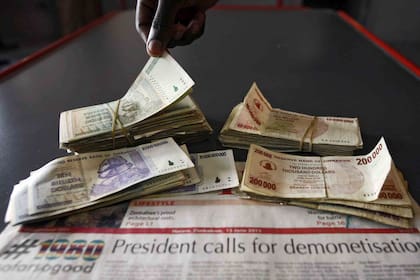 El Gobierno de Zimbabwe inició un plan de desmonetización para adoptar definitivamente al dólar