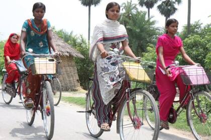 El gobierno del estado de Bihar, en India, subsidia la compra de bicicletas para que las jóvenes puedan acudir a clases