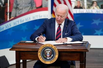El gobierno del presidente de EEUU Joe Biden , tras el fallo de la justicia, debió expandir hacia el puerto de San Diego el programa "Quédate en México".  (AP foto/Patrick Semansky)
