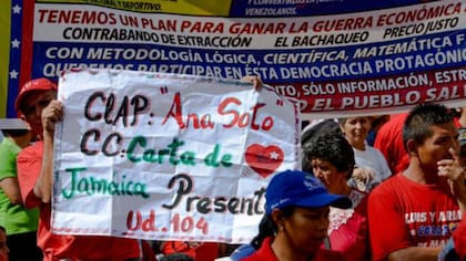 El gobierno dice que va a combatir la "guerra económica" distribuyendo alimentos directamente a través de los CLAP