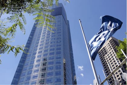 Repsol terminó de entregar a la familia Eskenazi el 25% de las acciones de YPF en dos etapas