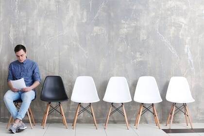 El gobierno estadounidense recomienda verificar personalmente las vacantes en las compañías y no caer en las estafas de quienes piden dinero para asistir en la búsqueda de empleo