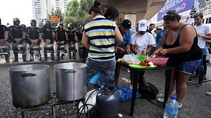 El Gobierno evitó que Barrios de Pie cortara el puente Pueyrredón