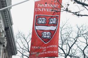 El gobierno federal concluyó tras una investigación que Harvard violó derechos civiles por su trato a los estudiantes judíos es israelíes y amenazó con nuevos recortes de fondos