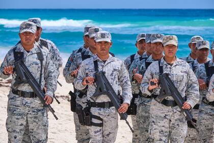 El Gobierno ha repartido 4.724 soldados entre las dos ciudades, Tulum, Puerto Vallarta, Mazatlán o las costas de Veracruz. Además, otros 3.800 militares se encargarán de custodiar las carreteras del país.