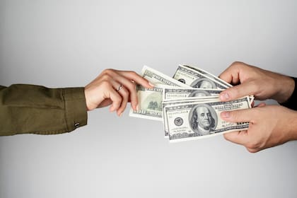 El gobierno impone multas a los inmigrantes que no salgan de Estados Unidos después de una orden final de deportación