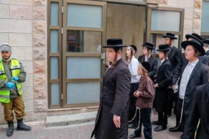 El gobierno israelí intervino para hacer cumplir sus restricciones por el coronavirus, y cerrar sinagogas y escuelas