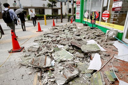 El gobierno japonés analiza los daños e intenta determinar un número de heridos, tras el terremoto