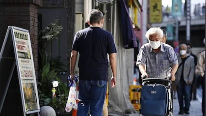 El gobierno japonés aprobó un presupuesto récord para el próximo año fiscal, en parte debido al aumento de los costos de seguridad social