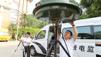 El gobierno monta sistemas de análisis de ondas de radio para detectar qué alumnos usan receptores de radio para copiarse