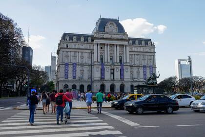 El gobierno nacional cambió el nombre del centro cultural Nestor Kirchner por el de palacio Libertad Sarmiento, pero la inscripción resiste en lo alto