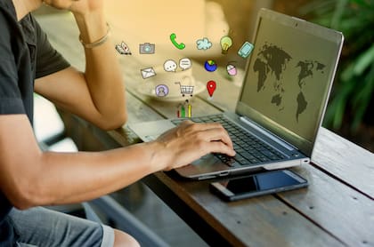 El gobierno nacional presentó una visa especial para que los “nómades digitales”, trabajadores remotos de todo el mundo, elijan a la Argentina como un destino posible para seguir desempeñando sus tareas, mientras viven aquí durante durante un tiempo