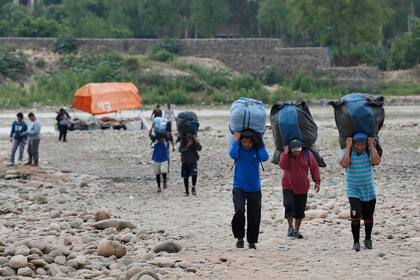 El Gobierno Nacional y el salteño firmaron un acuerdo para convertir a los bagayeros en microimportadores