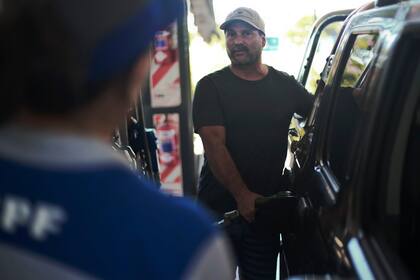 El Gobierno oficializó la medida que permite llenar el tanque uno mismo en las estaciones de servicio