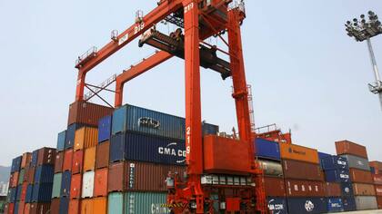 El Gobierno prohibió nuevamente la importación de ropa usada