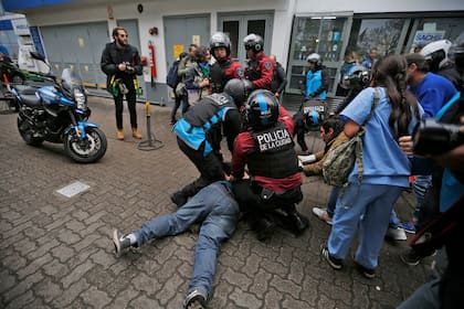 El Gobierno quiere que los extranjeros detenidos por los incidentes en el Congreso "sean deportados lo antes posible"