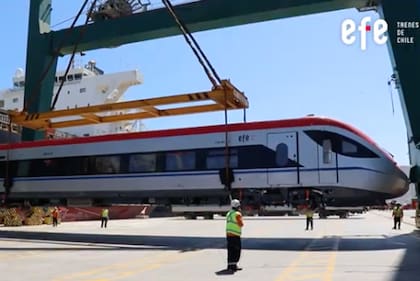 El Gobierno y la Empresa de Ferrocarriles del Estado (EFE) presentaron los nuevos trenes que unirán Santiago con Chillán en menos de cuatro horas