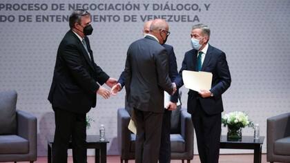 El gobierno y la oposición negocian de nuevo en México, pero de momento siguen lejos de un acuerdo