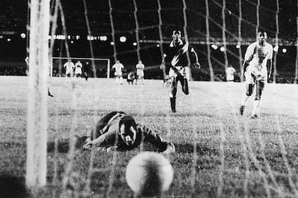 El gol 1000: el penal que Pelé le marcó al arquero argentino el Gato Andrada