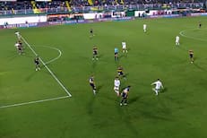 El gol que el VAR le anuló a Defensa a los 5 minutos contra Boca y el hincha que entró al campo de juego