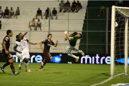 El gol de Aguirre, el primero de Lanús en San Juan