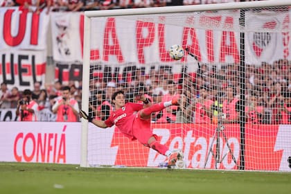 El gol de Boca ante River: Beltrán se arroja hacia un lado y el remate de Paredes ingresa por el otro