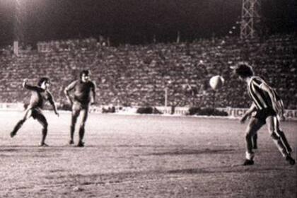 El gol de Bochini, con tres jugadores menos