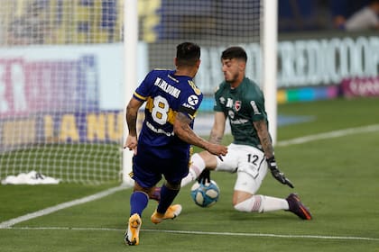 El gol de caño de Edwin Cardona a Ramiro Macagno, el 2-0 de Boca en la Bombonera: nació de un contraataque y el colombiano recibió la asistencia de Wanchope Abila antes de definir con clase.