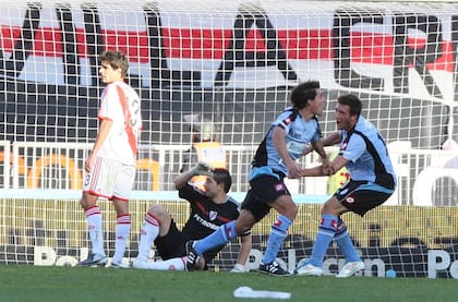 El gol de Farré, que selló el descenso de River; en el Monumental, nadie lo podía creer