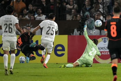 El gol de Kayke, picando la pelota ante la salida de Borgogno