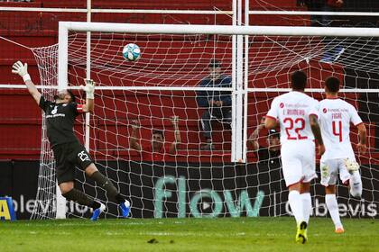 El gol de Lautaro Comas (Patronato); el arquero del Rojo se sorprendió con el remate cruzado al ángulo