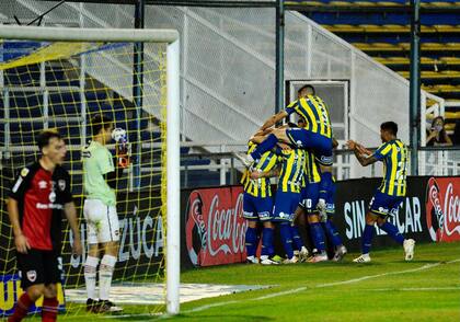 El gol de Marco Ruben durante el clásico que disputan Rosario Central y Newell's Old Boys