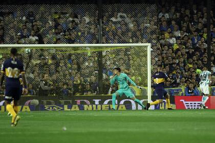 El gol de Matías Zaracho, ante la pasividad de la defensa local.