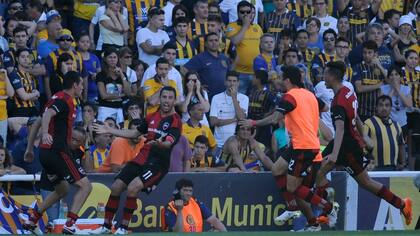 El gol de Maxi Rodríguez para definir el clásico desató la locura en Newell''s y derrumbó a los hinchas de Central