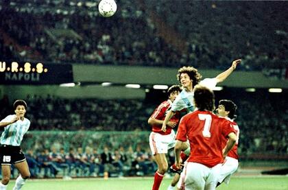 El gol de Pedro Troglio para la Argentina, de cabeza, ante la Unión Soviética; el mediocampista fue uno de los cinco cambios de Bilardo.