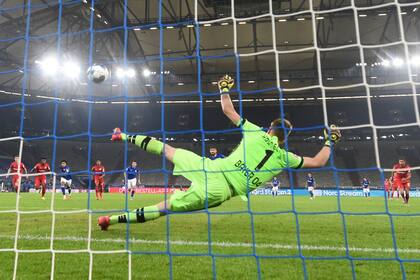 El gol de penal de Daniel Caligiuri para el transitorio 1-0 de Schalke 04 sobre Bayer Leverkusen; el club de Gelsenkirchen acumula 13 partidos sin victorias