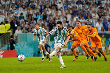 El gol de penal de Messi para el 2-0 en la Argentina vs Países Bajos