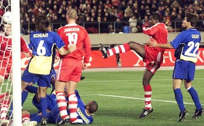 El gol de Samuel Kuffour en la final de 2001