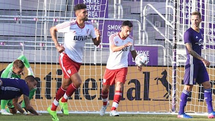 El gol de Scocco, el empate parcial de River