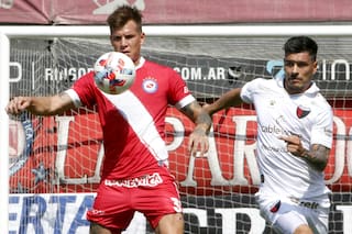 El gol de taco de Reniero, lo mejor en la victoria de Argentinos por 3-1 ante Colón